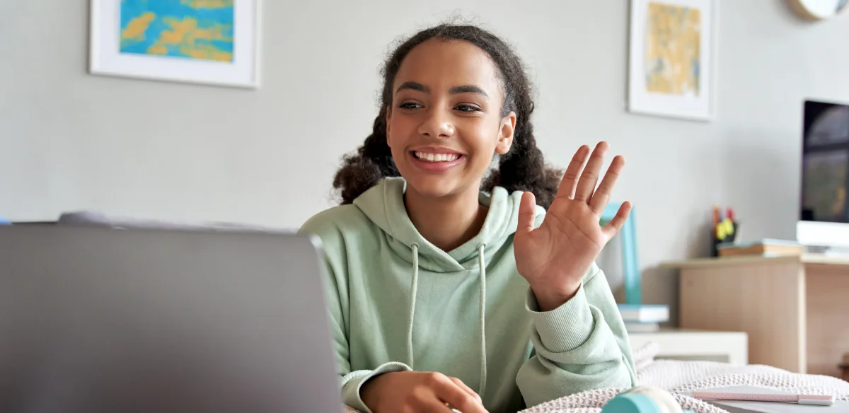 girl saying hi to the virtual class